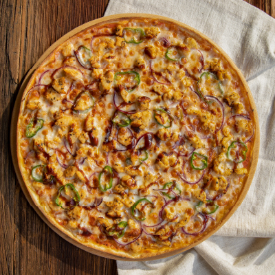 Love Chicken BBQ: Baharatlı tavuk, mozzarella ve BBQ sosunun mükemmel uyumuyla hazırlanan lezzet