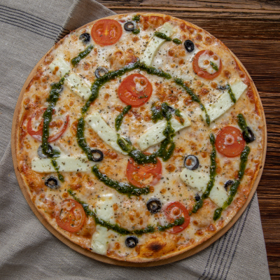 Love Hellim: Hellim peyniri, mozzarella ve pesto sosu ile zenginleştirilmiş özel bir pizza