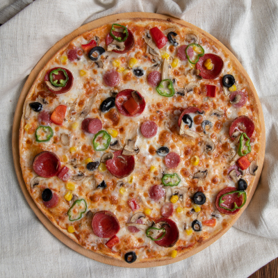 Love Pizza: Domates sosu, mozzarella ve özenle seçilmiş malzemelerle hazırlanmış eşsiz bir lezzet