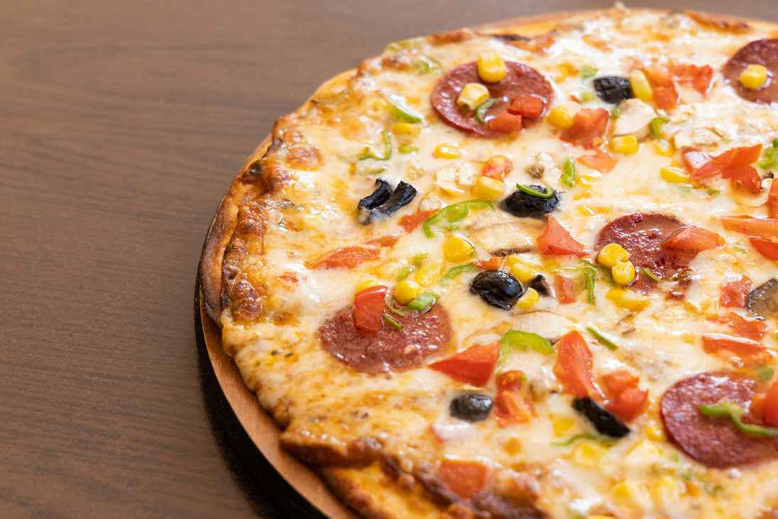 One Love Pizza menüsü için taze malzemelerle hazırlanmış pizza görseli